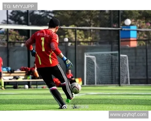 与足球明星的浪漫爱情故事我和他的甜蜜日常与赛场的激情交织在一起